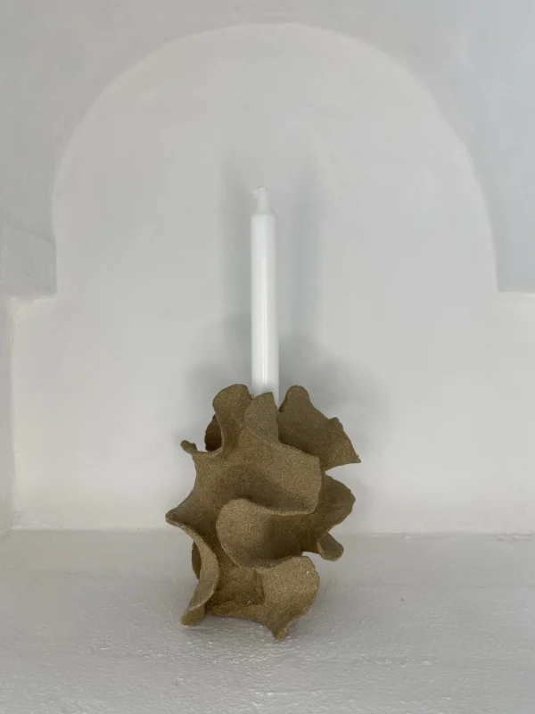 04-vingelysestager-skulptur-ler-sand-organisk-uden-glasur-hoej-17-20-cm