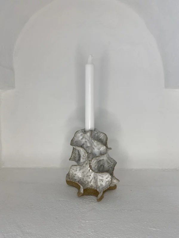 05-vingelysestager-skulptur-ler-hvid-glasur-hoej