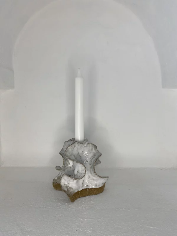 05-vingelysestager-skulptur-ler-hvid-glasur-mellem