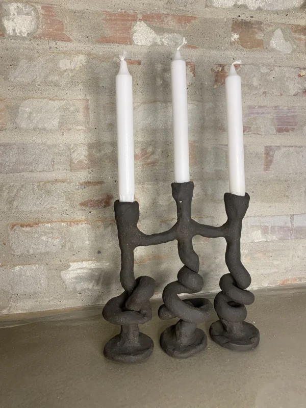 10-trearmet-lysestage-sort-ler-uden-glasur-2