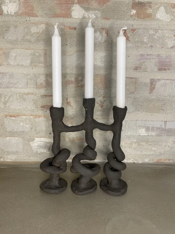 10-trearmet-lysestage-sort-ler-uden-glasur-3