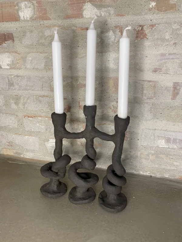 10-trearmet-lysestage-sort-ler-uden-glasur-4