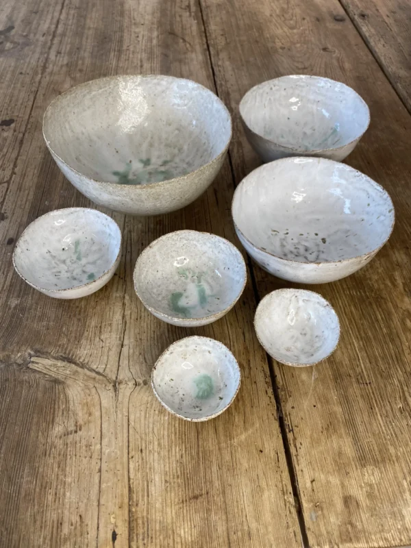 14-skaale-skulptur-ler-hvid-og-groen-glasur-2