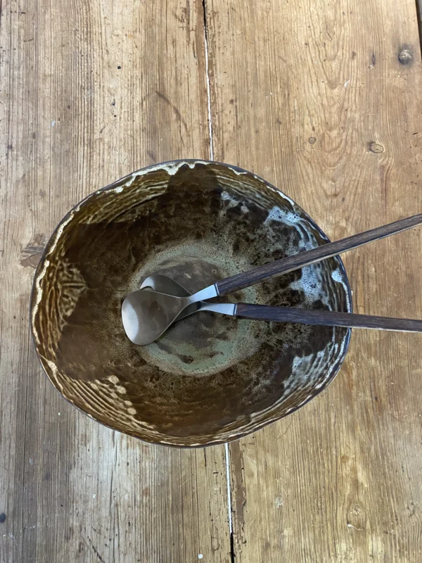 19-stor-salat-skaal-sort-ler-hvid-glasur-med-groen-oxid-2