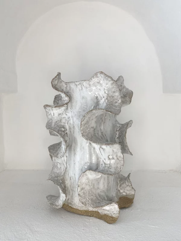 21-vasevinkoeler-skulptur-ler-hvid-glasur