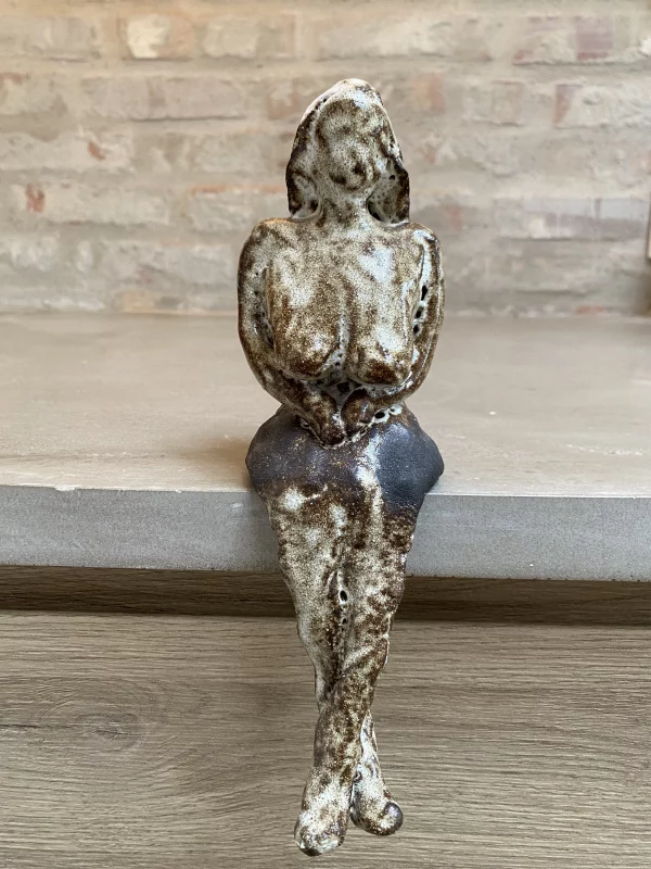 24-siddende-dame-skulptur-ler-sort-ler-med-hvid-glasur
