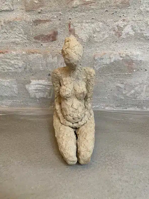 26-gravid-dame-skulptur-ler-organisk-uden-glasur-2