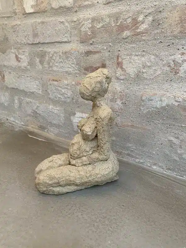 26-gravid-dame-skulptur-ler-organisk-uden-glasur-4
