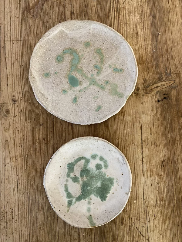 28-tallerken-hvid-glasur-med-groen-oxid-2